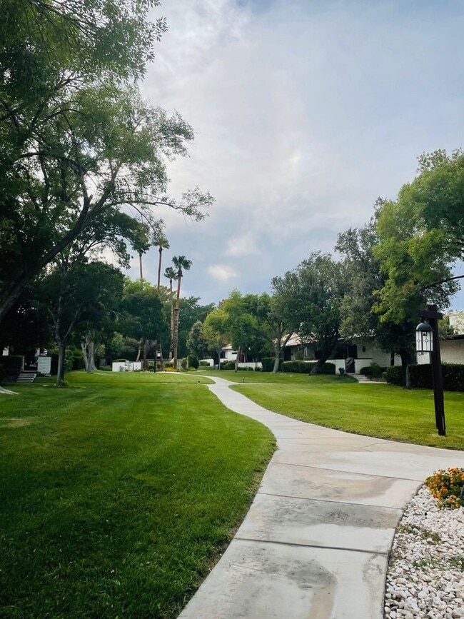 Building Photo - Central Las Vegas Townhome