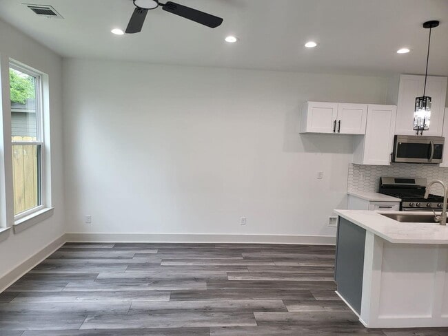 Foto del edificio - Welcome to your next home in the heart of Houston! Enjoy an open-concept layout with abundant nat...