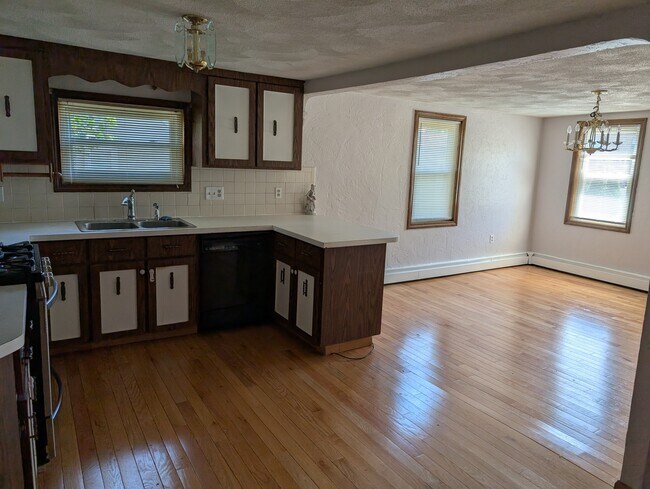 Kitchen and dining room - 302 Riverside Ave
