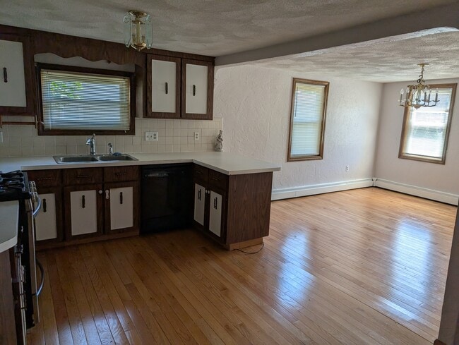 Kitchen and dining room - 302 Riverside Ave