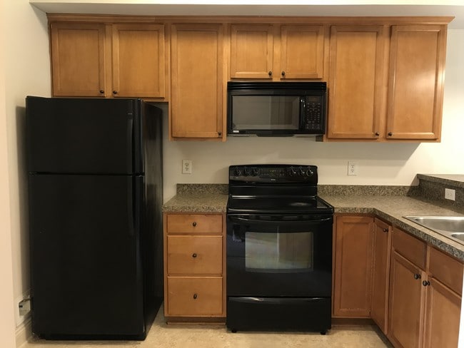 Kitchen - 100 Harbor Bay Dr