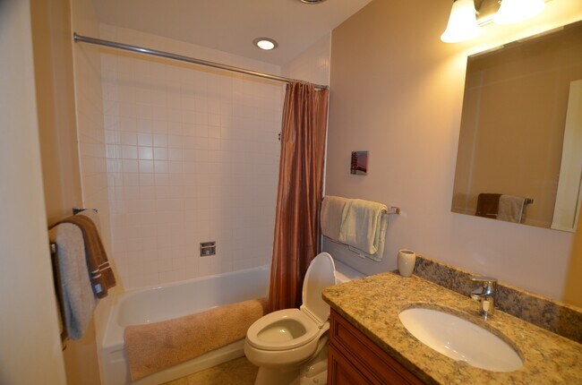 Foto del edificio - Long Winter Lease!  Fully Furnished, on bu...