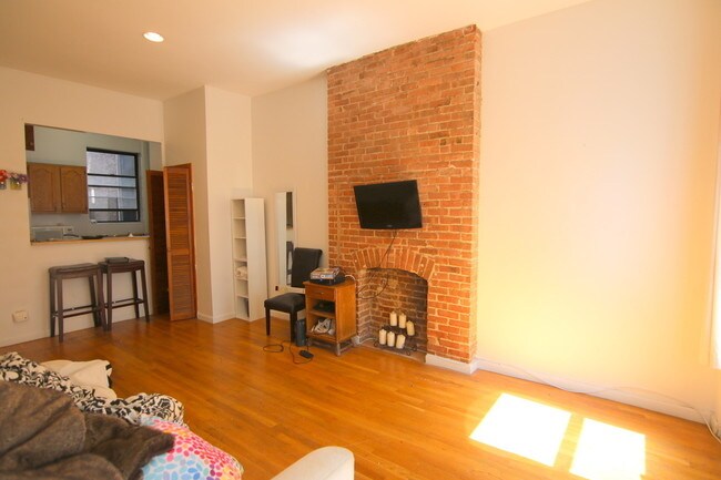 Building Photo - 161 W 80th St