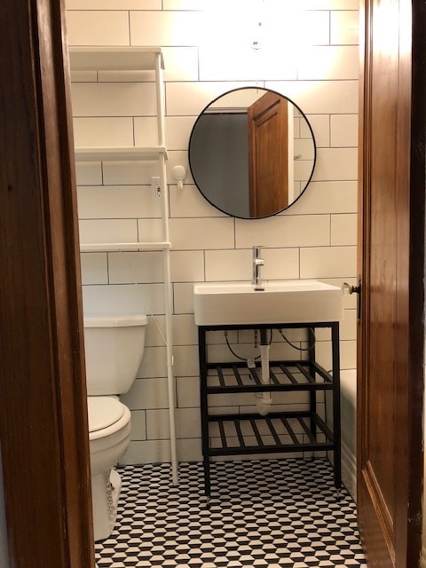 bathroom - 946 E Johnson St