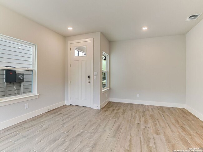 Foto del edificio - 16011 Babcock Rd