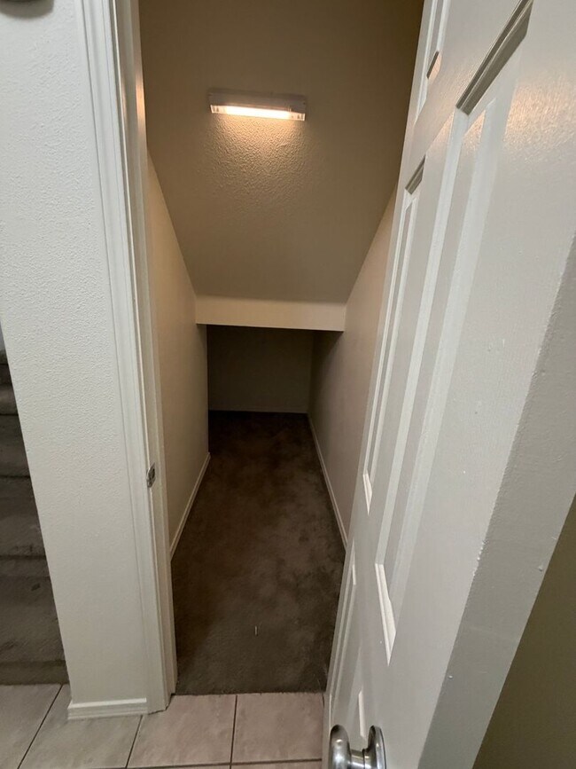 Building Photo - 3 bed 3.5 bath Townhome available on Rd 68!