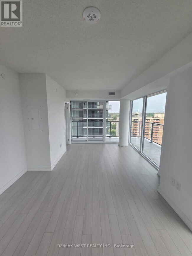 Photo du bâtiment - 4010 Eglinton Ave W