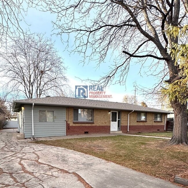 Photo - 865 Balsam St House