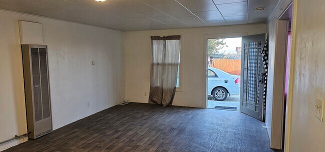 Building Photo - 301 1/2 Mary St #A