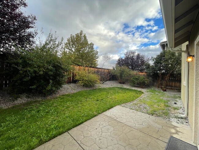 Foto del edificio - 3 Bedroom / 3 Bathroom in North Reno Near UNR