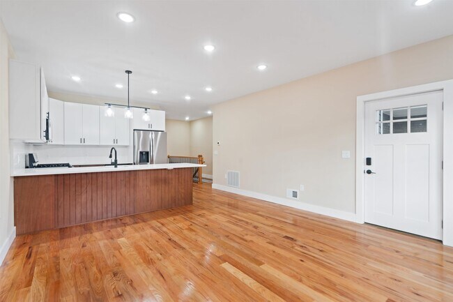 Foto del edificio - 277 Pearsall Ave