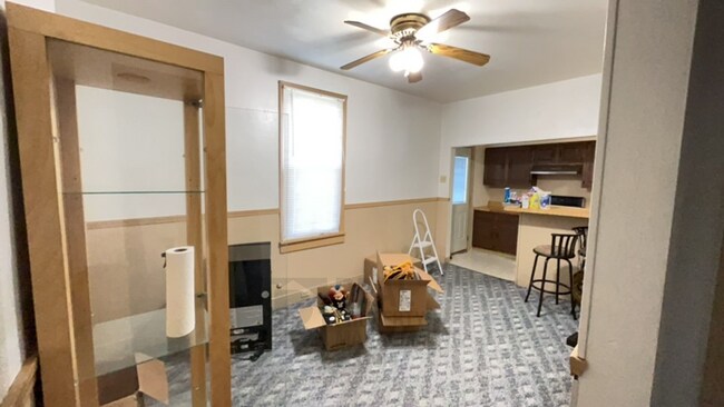 Building Photo - 2 Bedroom/1 Bath with extra large yard in ...