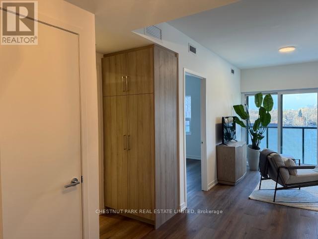 Photo du bâtiment - 863 St Clair Ave W