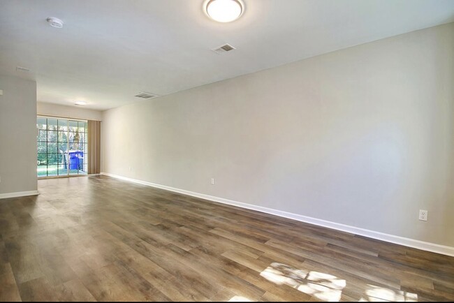 Foto del edificio - 8131 Shadow Oak Dr