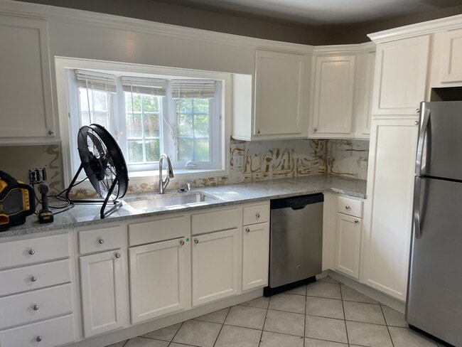 Building Photo - 513 E 2nd St