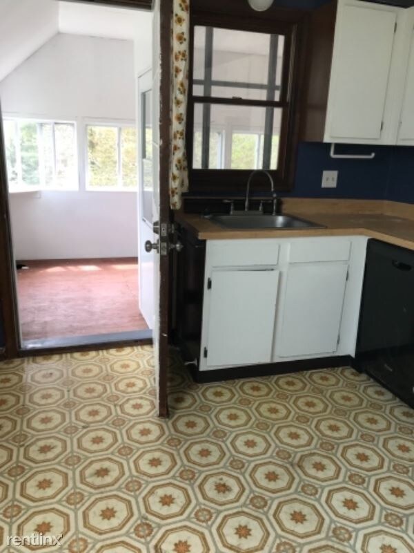 Building Photo - 2 br, 1 bath Apartment - 150 Maple St