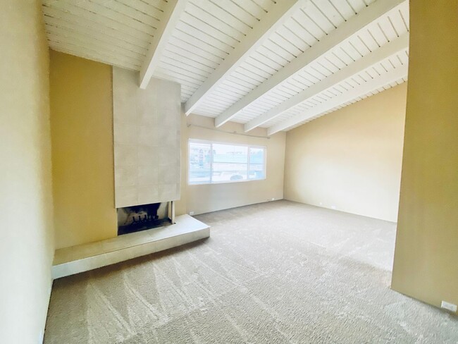 Foto del edificio - Spacious 2-Story Townhome near the Beach!