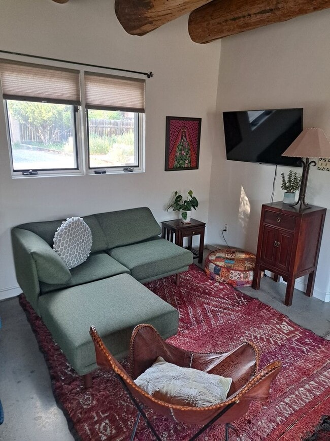 Foto del edificio - Charming 4-Bedroom, 2-Bath Home with Priva...