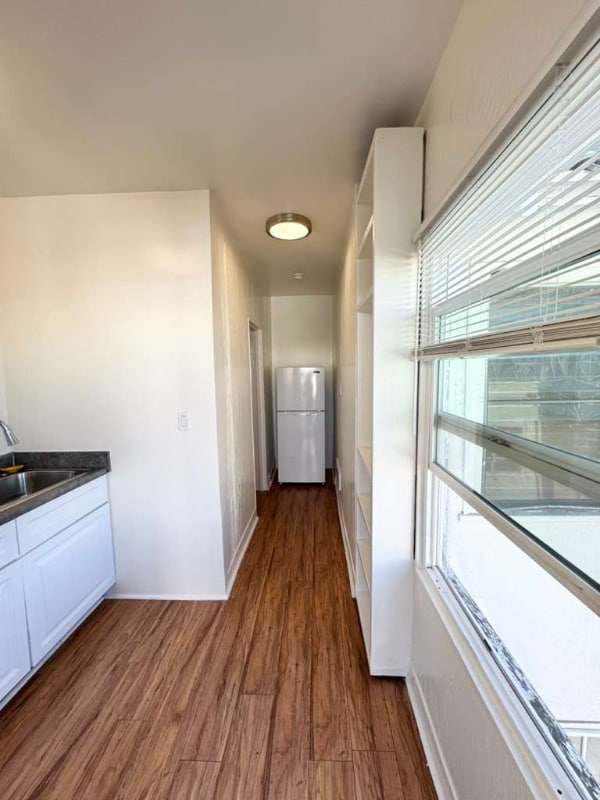 Building Photo - 2032 Vista Del Mar Ave