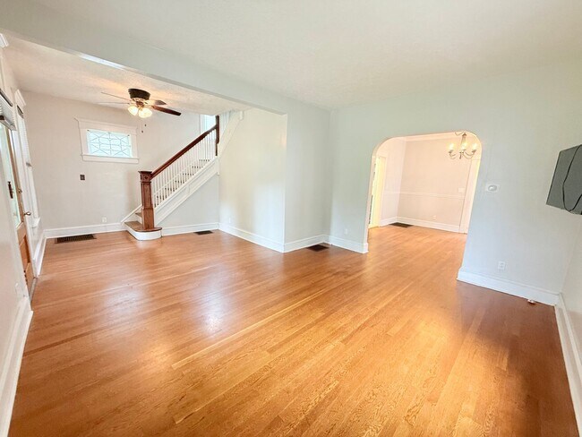 Foto del edificio - Spacious 3-Bedroom Home with Modern Comfor...