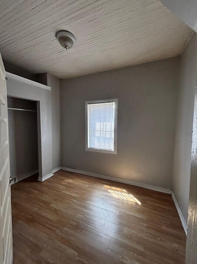 Building Photo - Great Location!
