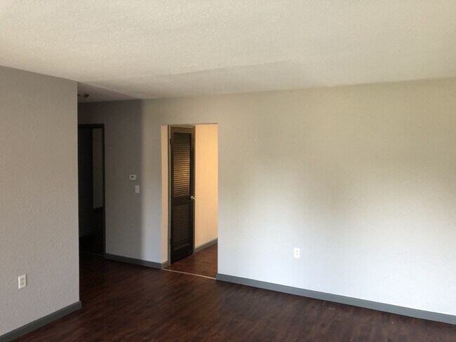 Building Photo - 2603 Eastview Dr