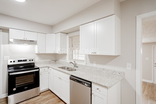 Foto del edificio - NOW OFFERING HALF OFF THE FIRST FULL MONTH...