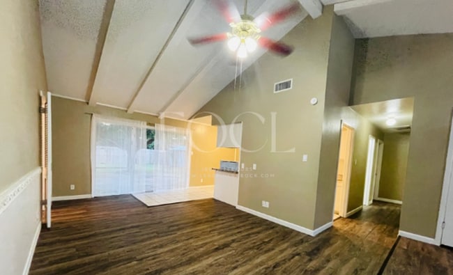 Building Photo - 3 bed 2 bath