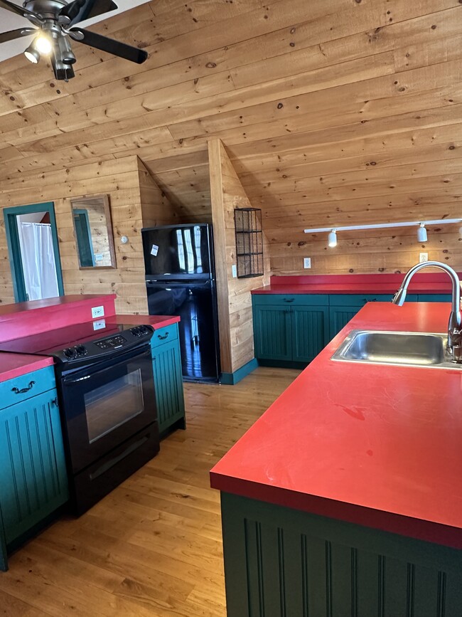 Spacious Kitchen Fully Applianced - 320 South Hl