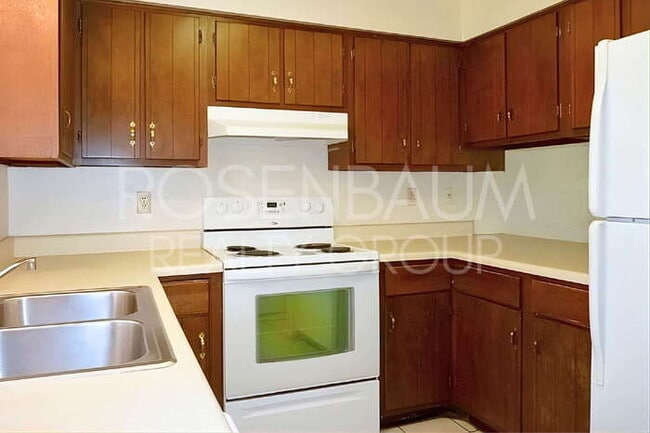 Building Photo - 1326 N Miller Rd