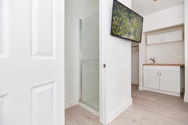 Building Photo - 1711 R. Saint-Denis