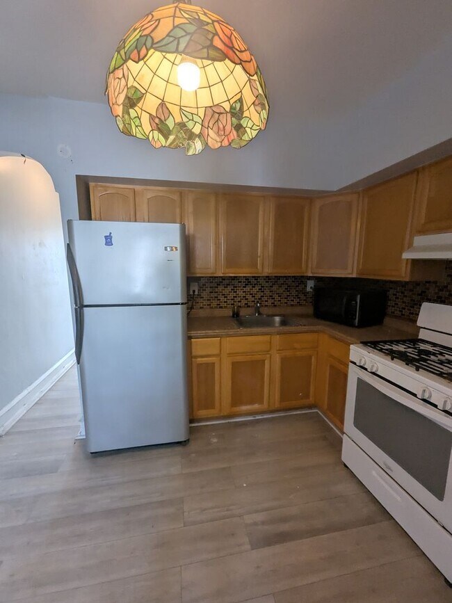 Building Photo - 4930 Ormes St