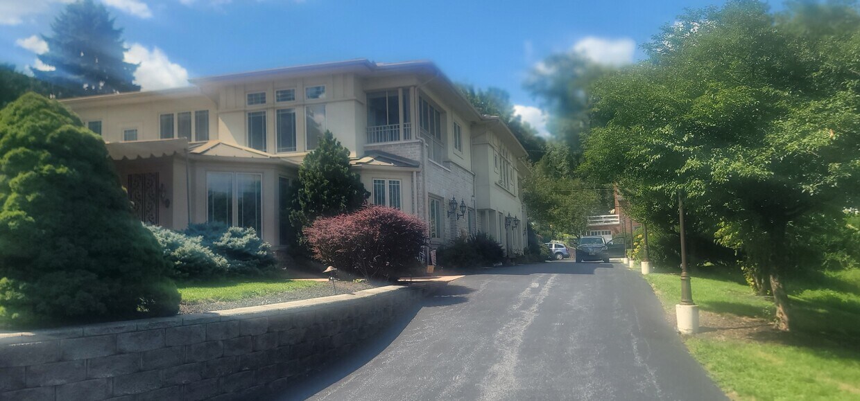 Primary Photo - 1040 Walnut St