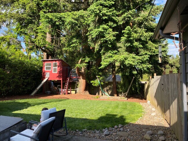 Foto del edificio - DON'T WAIT! Beautiful renovated 3 bedroom in great neighborhood! HUGE backyard and very pet frien...