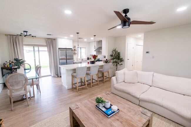 Foto del edificio - 7244 E Coronado Rd