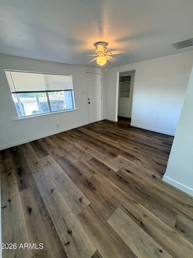 Building Photo - 2419 E Oak St