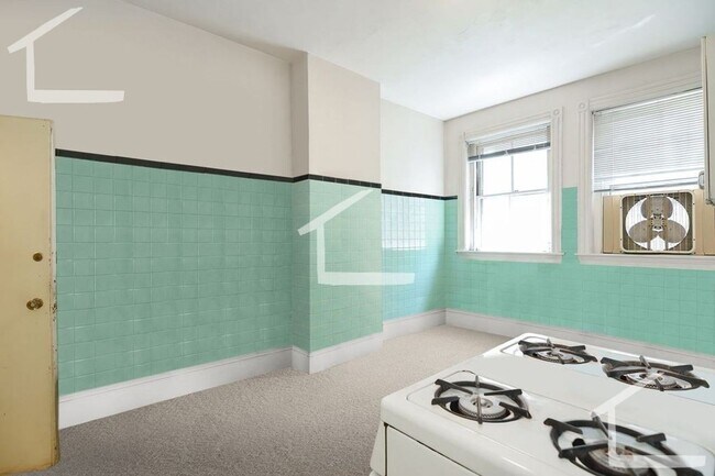 Building Photo - 923 Beacon, #3,