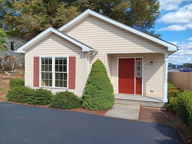 Foto del edificio - Christiansburg, 3 BR / 2 BA, August 14th