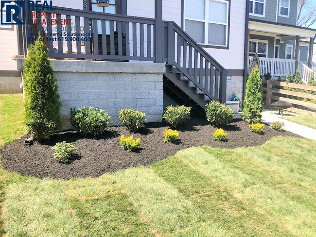 Foto del edificio - OFFERING HALF OFF THE FIRST MONTH'S RENT!!...