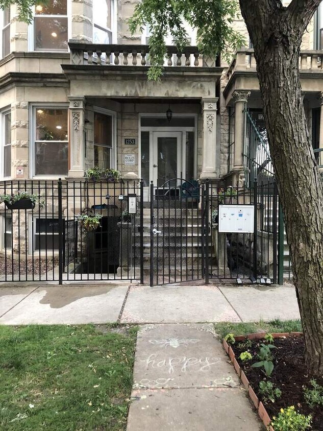 Primary Photo - 1253 N Rockwell St