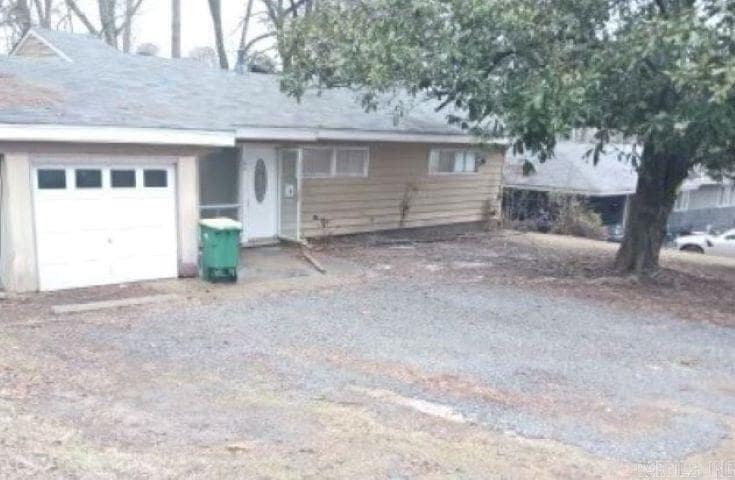 Primary Photo - 24 Greenway Dr
