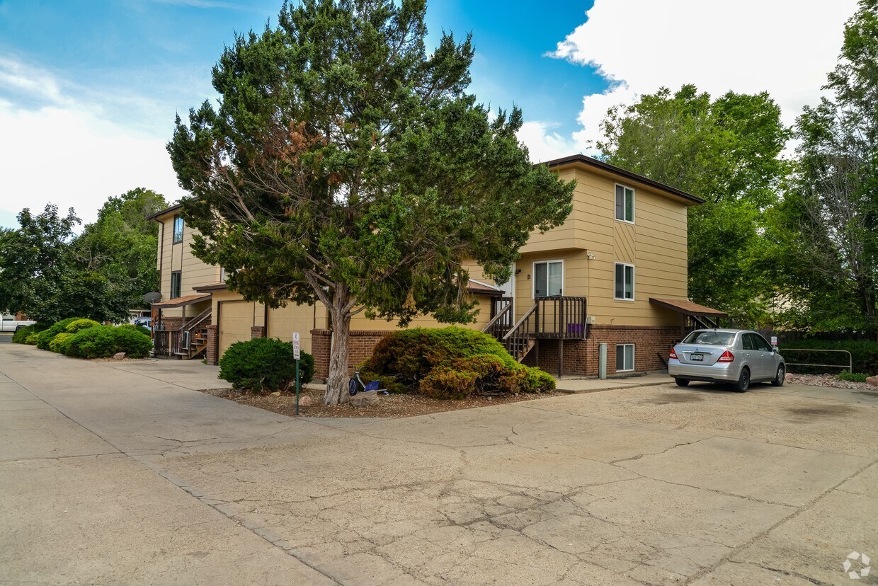 Building Photo - 212 E Longs Peak Ave