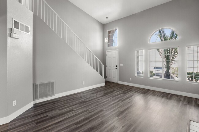 Building Photo - Gorgeous 2 bedroom 2 1/2 bath townhome off...