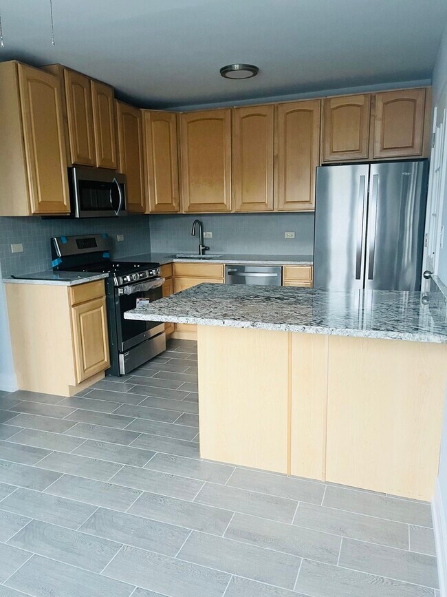 Foto del edificio - 5850 W Higgins Ave