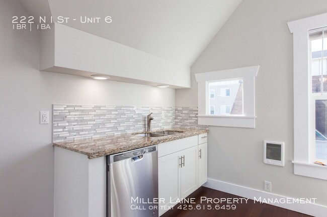 Building Photo - 1 Bedroom in Historic Building, North Tacoma!