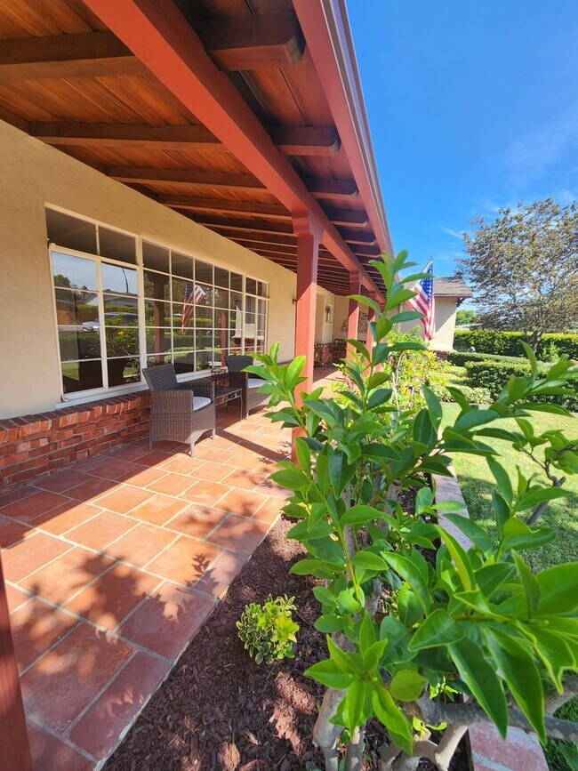 Foto del edificio - 4950 Rosehedge Dr