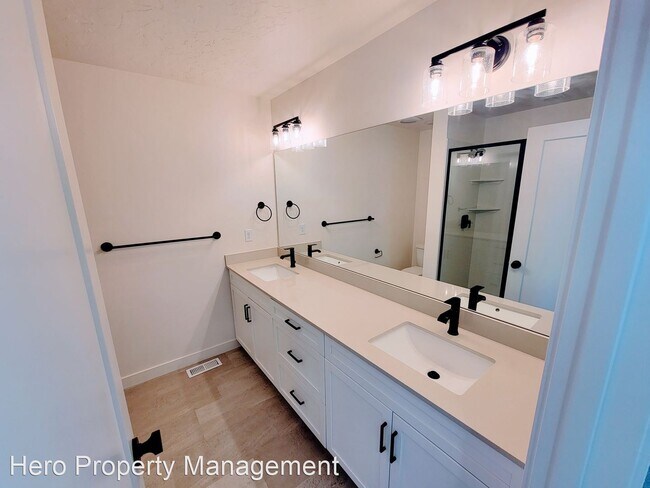 Building Photo - 2 br, 2.5 bath House - 637 South Red Berry...