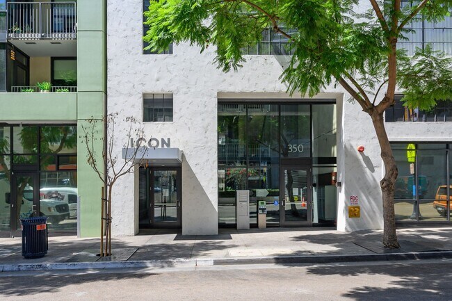 Foto del edificio - Modern East Village 1-Bedroom at Icon! Sma...