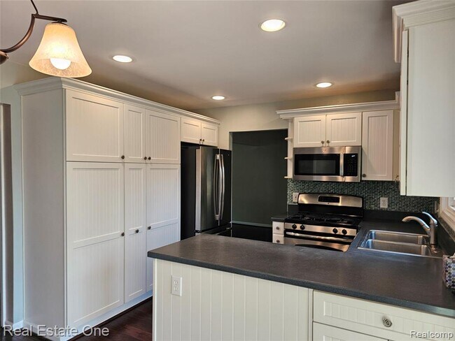 Building Photo - 2070 Winchester Rd