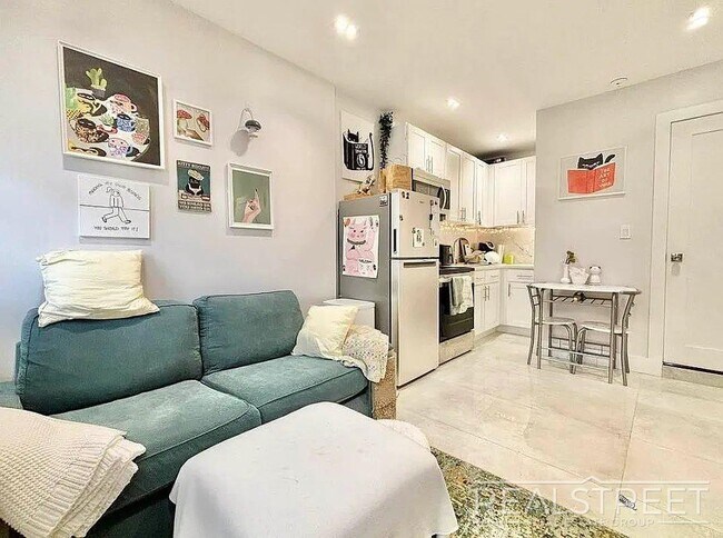 Building Photo - Brand New Gorgeous 1.5 bedroom with Centra...
